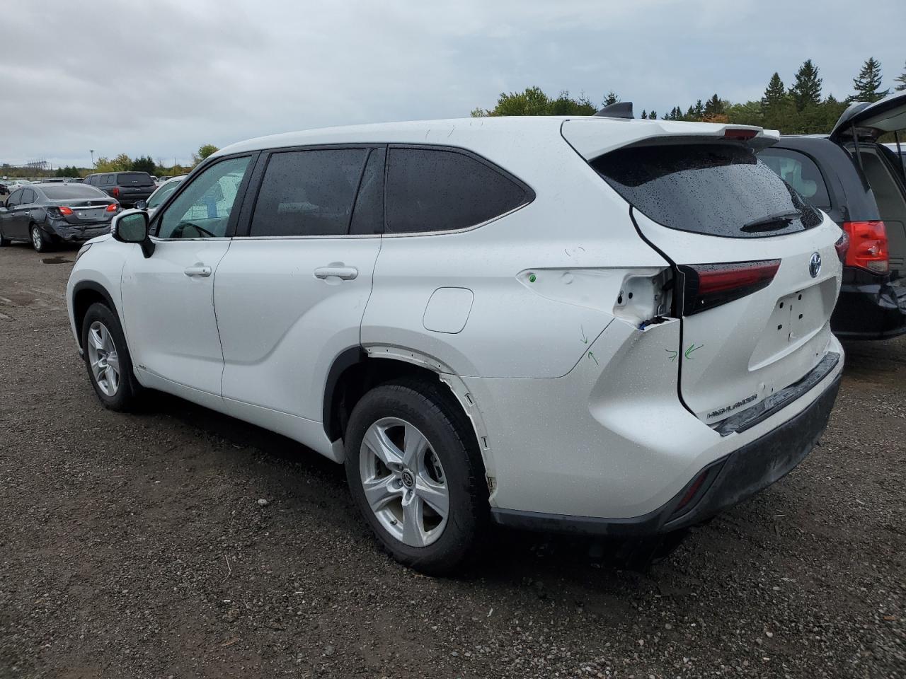 2024 Toyota Highlander Hybrid Le - Image 2