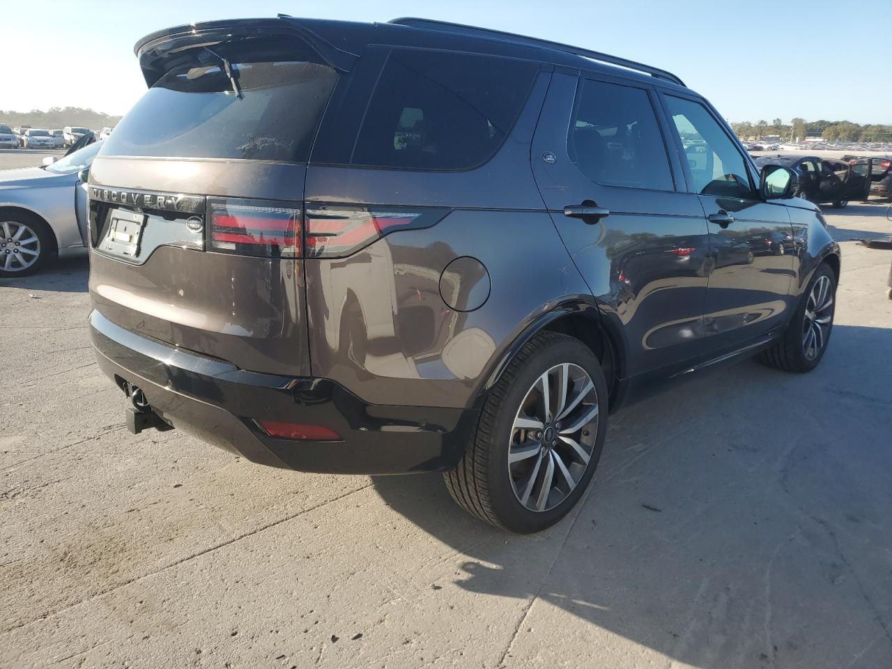 2021 Land Rover Discovery S R-Dynamic - Image 3