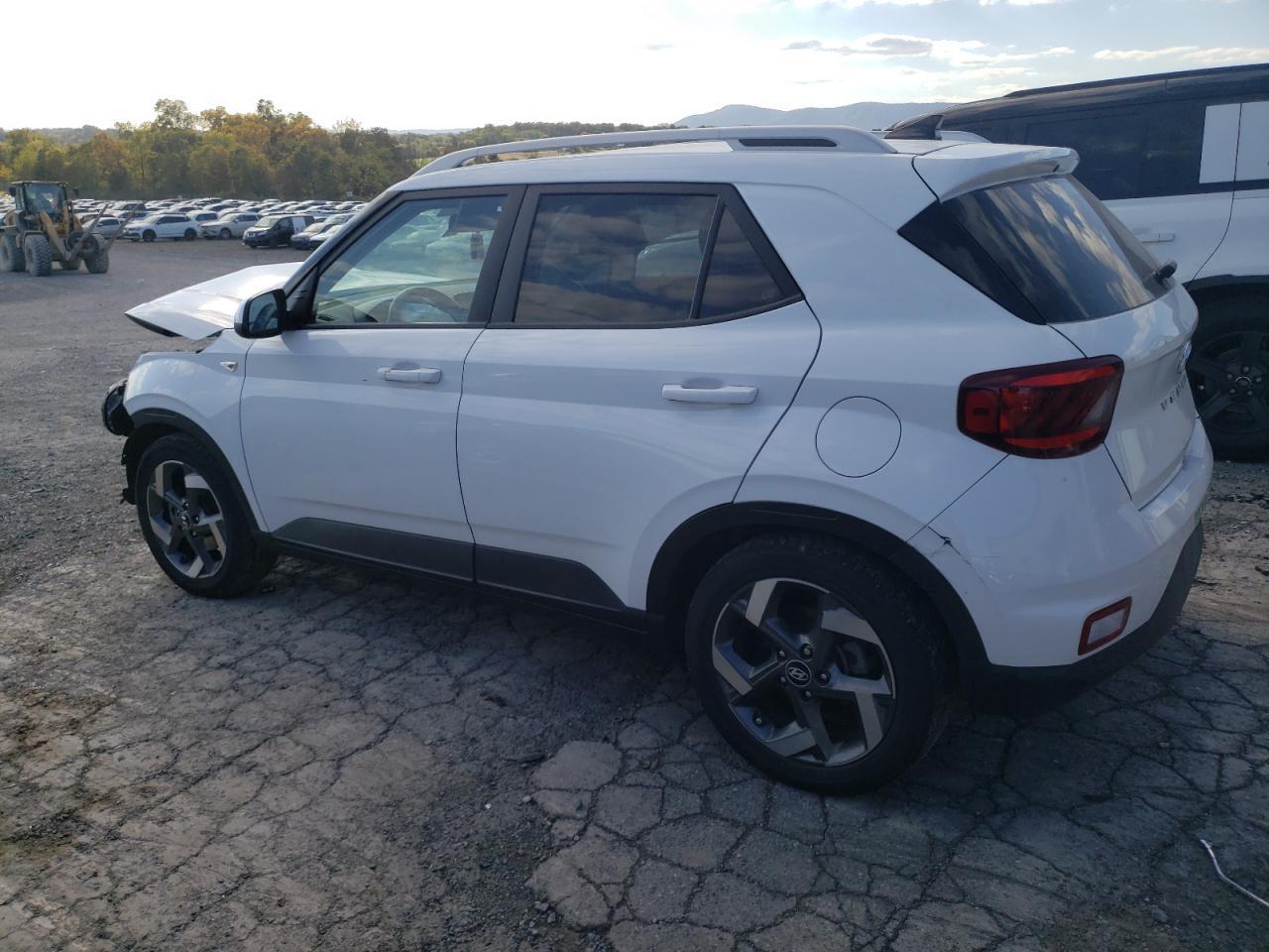 2022 Hyundai Venue Sel - Image 2