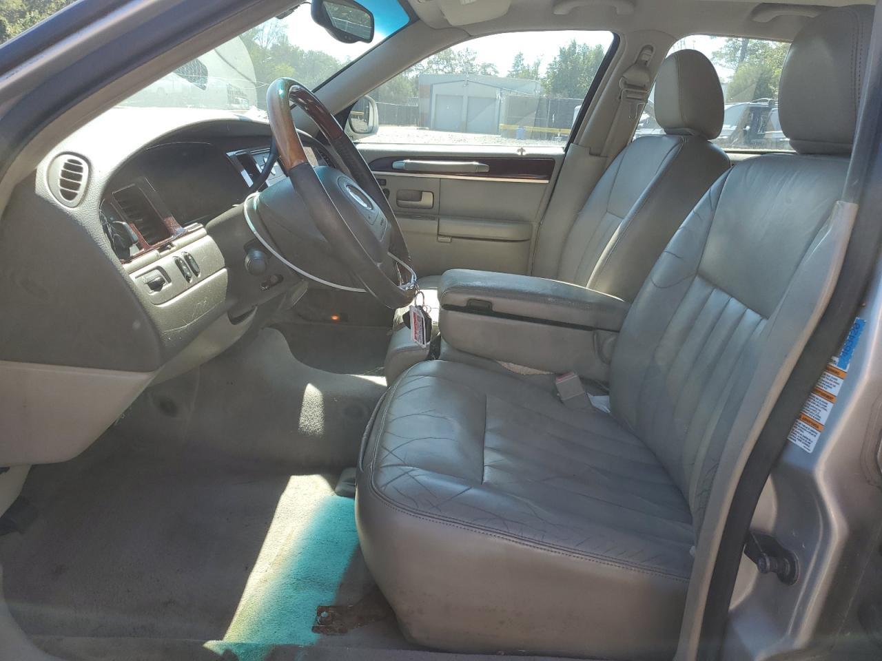 2003 Lincoln Town Car Signature - Image 7