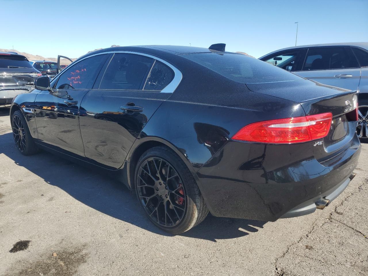 2017 Jaguar Xe Premium - Фото 2