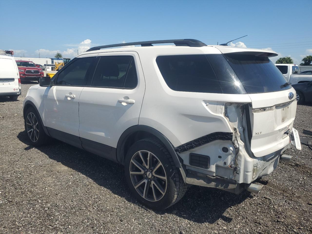 2015 Ford Explorer Xlt - Фото 2
