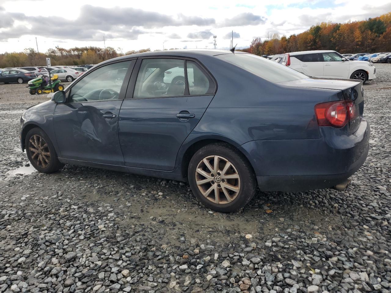 2010 Volkswagen Jetta Limited - Image 2