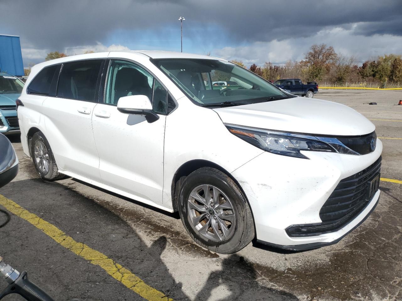 2022 Toyota Sienna Le - Фото 4