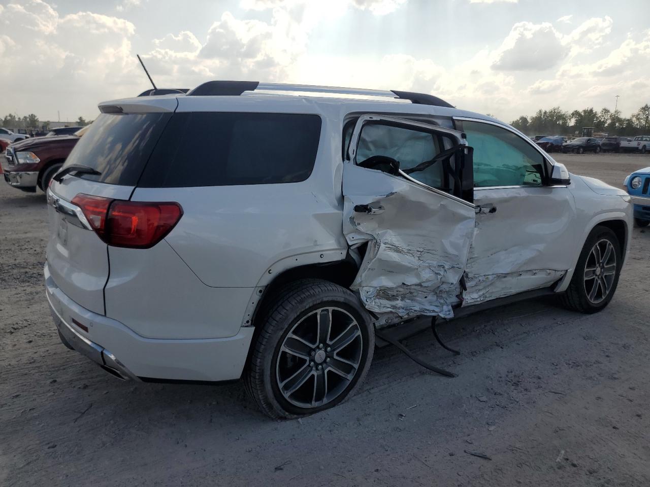 2018 GMC Acadia Denali - Image 3