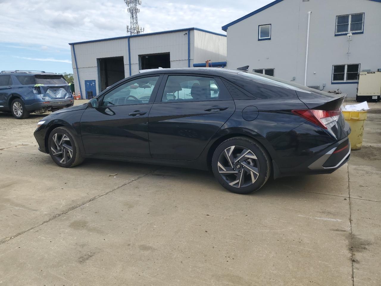 2025 Hyundai Elantra Sel Sport - Image 2