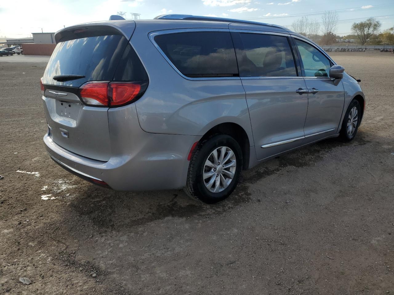 2018 Chrysler Pacifica Touring L - Фото 3