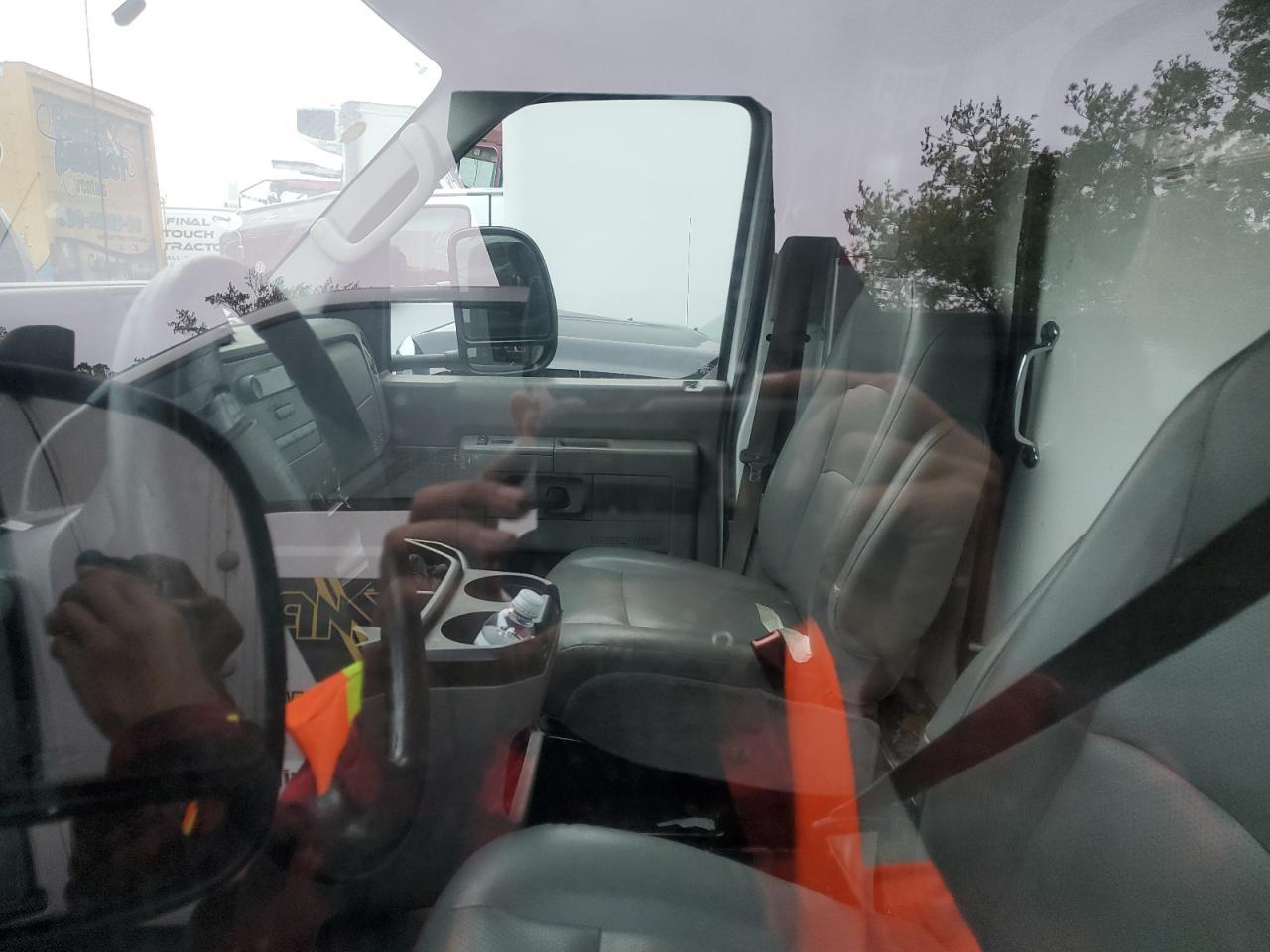 2019 Ford Econoline Cutaway E- - Фото 7