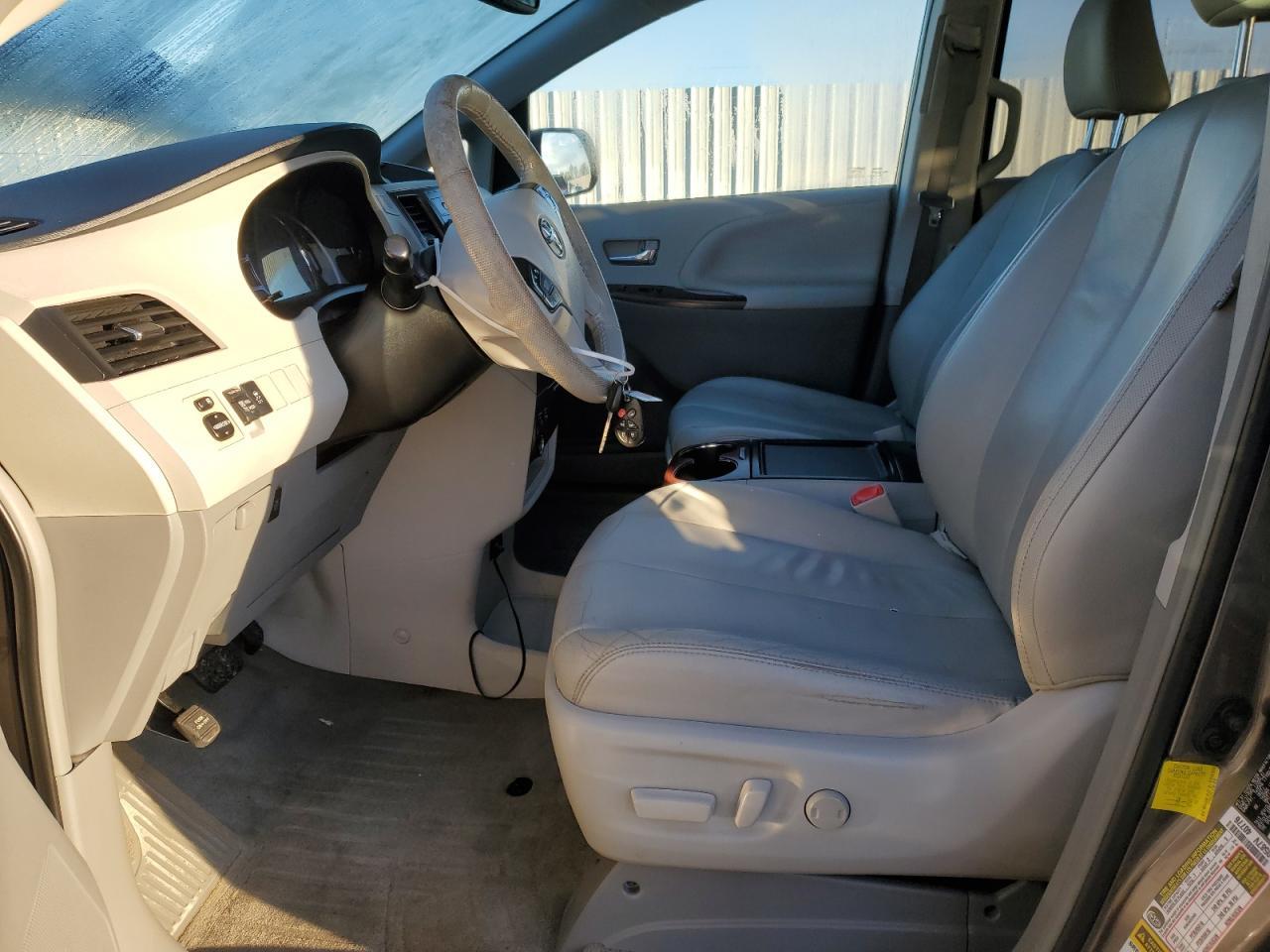 2013 Toyota Sienna Xle - Фото 7