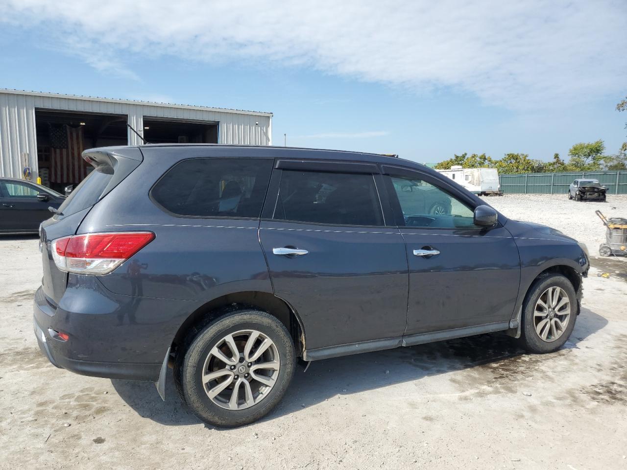 2014 Nissan Pathfinder S - Image 3