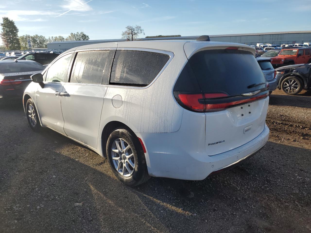 2023 Chrysler Pacifica Touring - Image 2