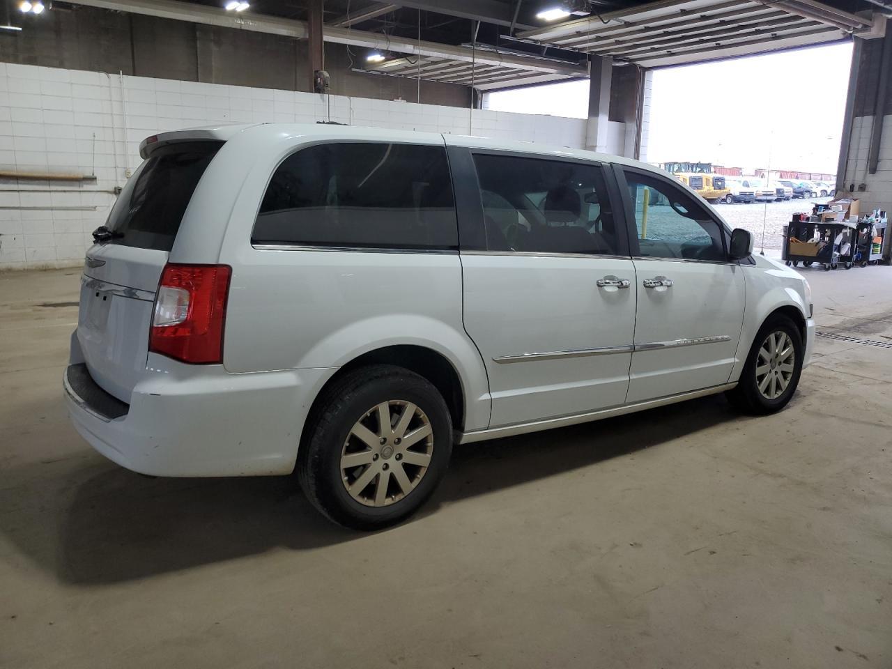 2015 Chrysler Town & Country Touring - Фото 3