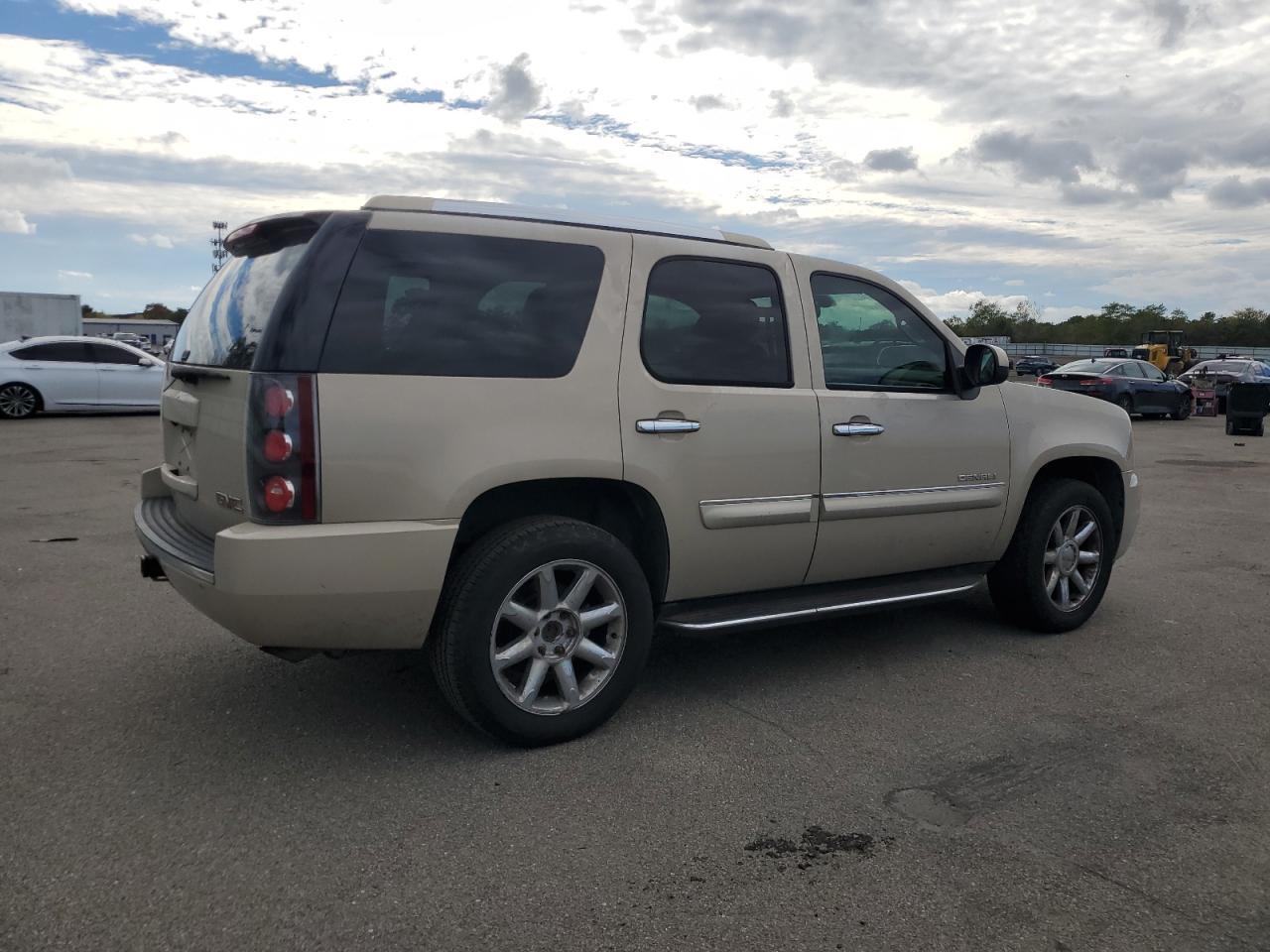 2007 GMC Yukon Denali - Image 3