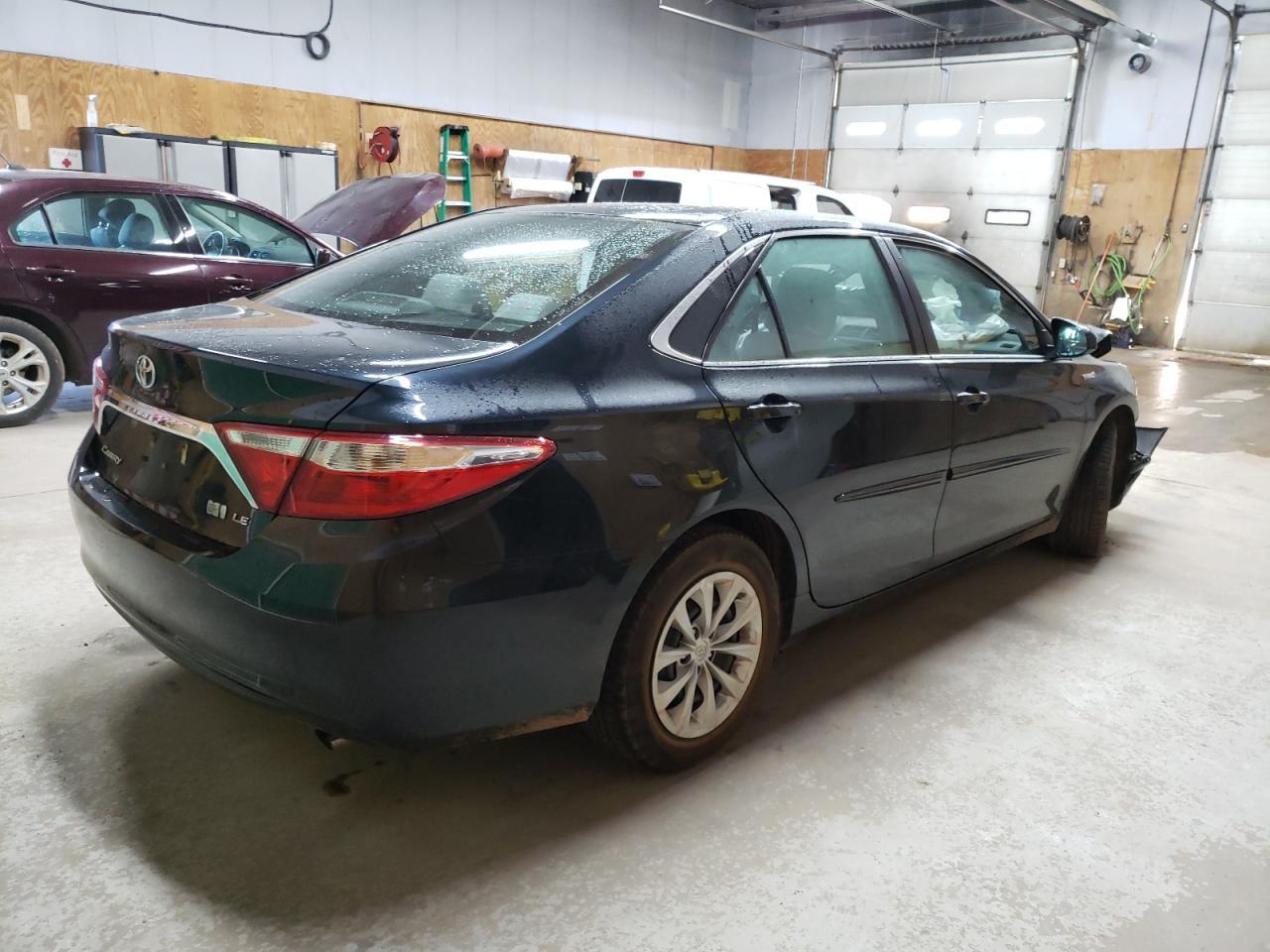 2016 Toyota Camry Hybrid Le - Image 3