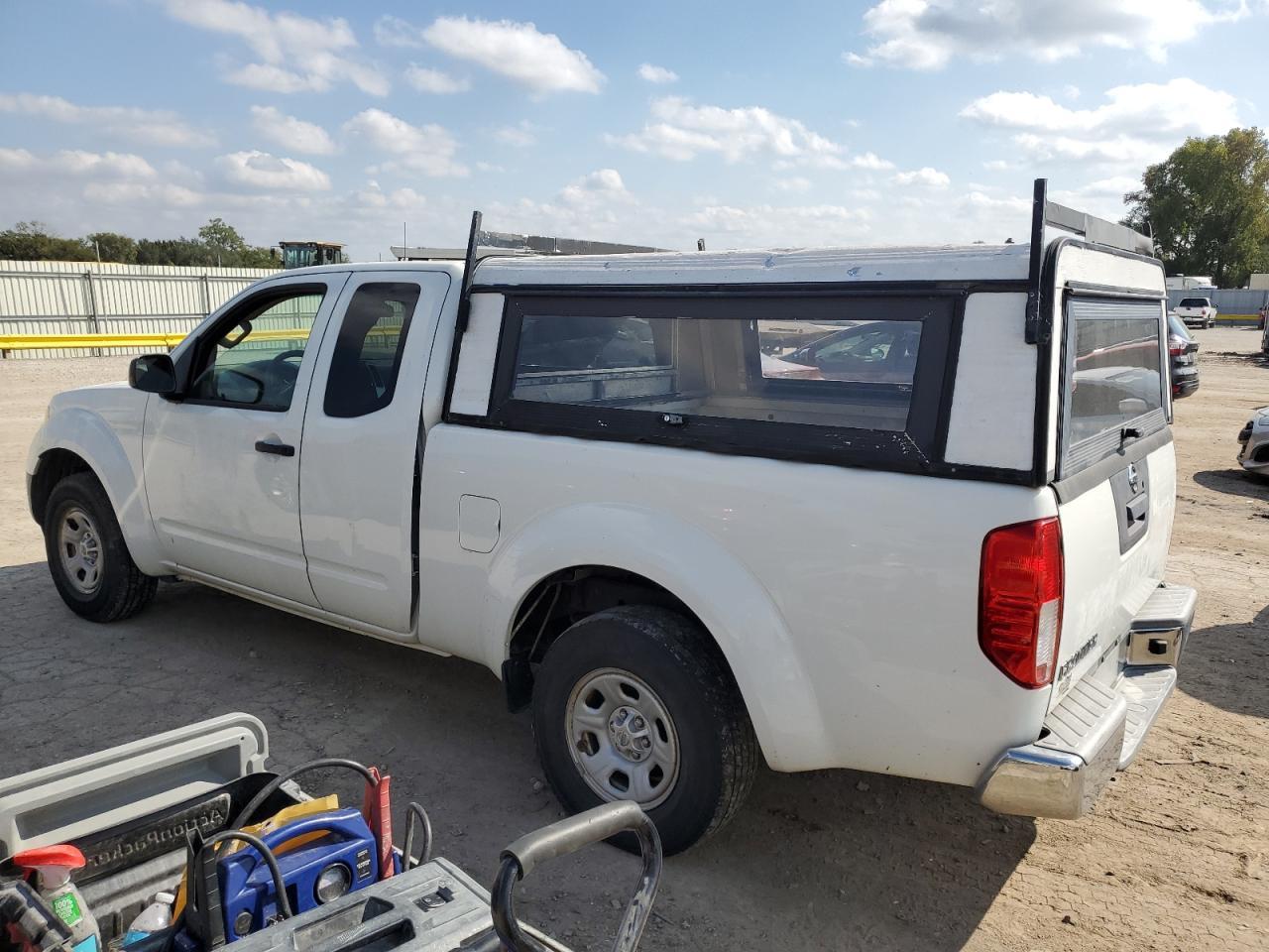 2015 Nissan Frontier S - Image 2