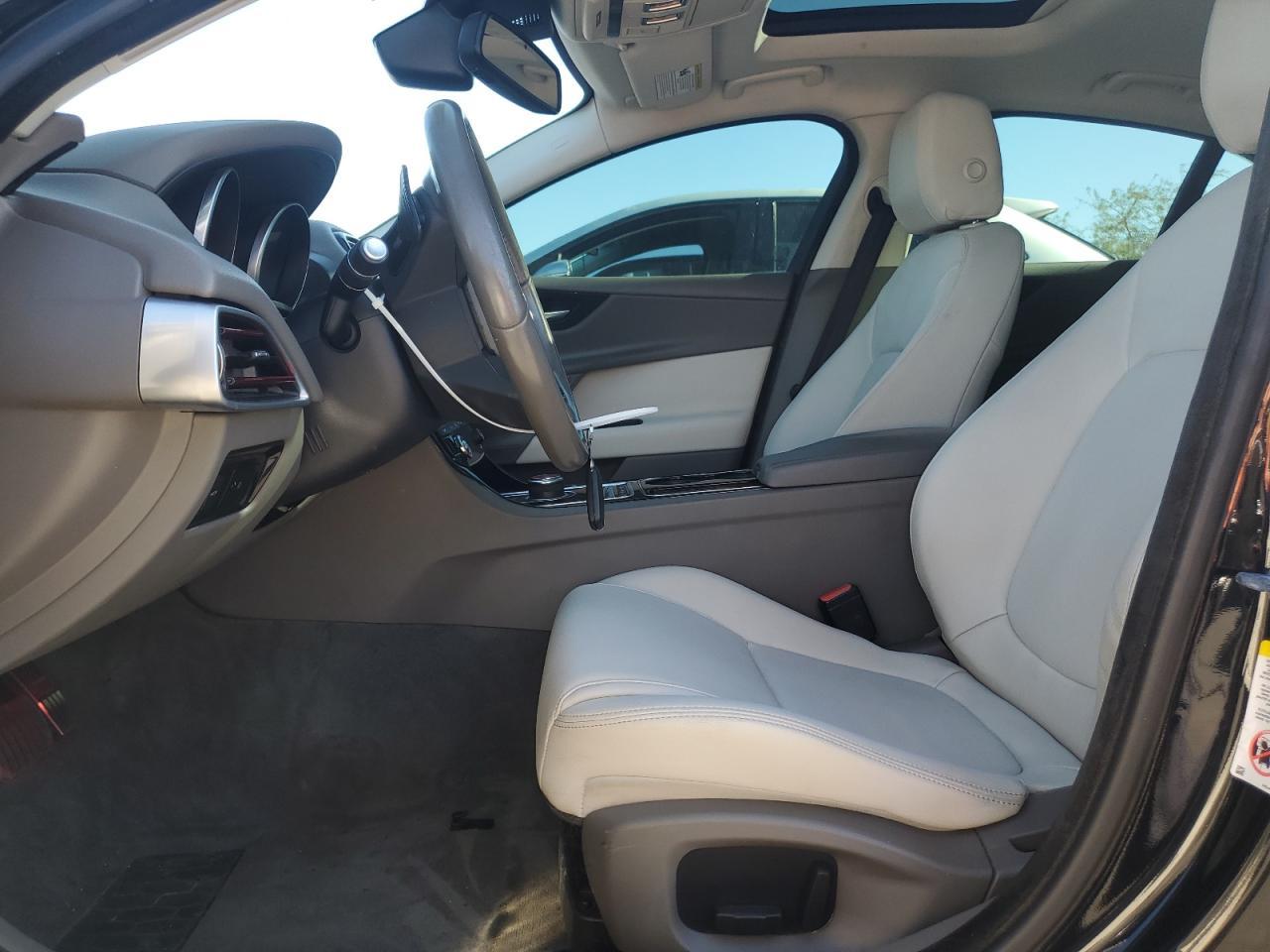 2017 Jaguar Xe Premium - Фото 7