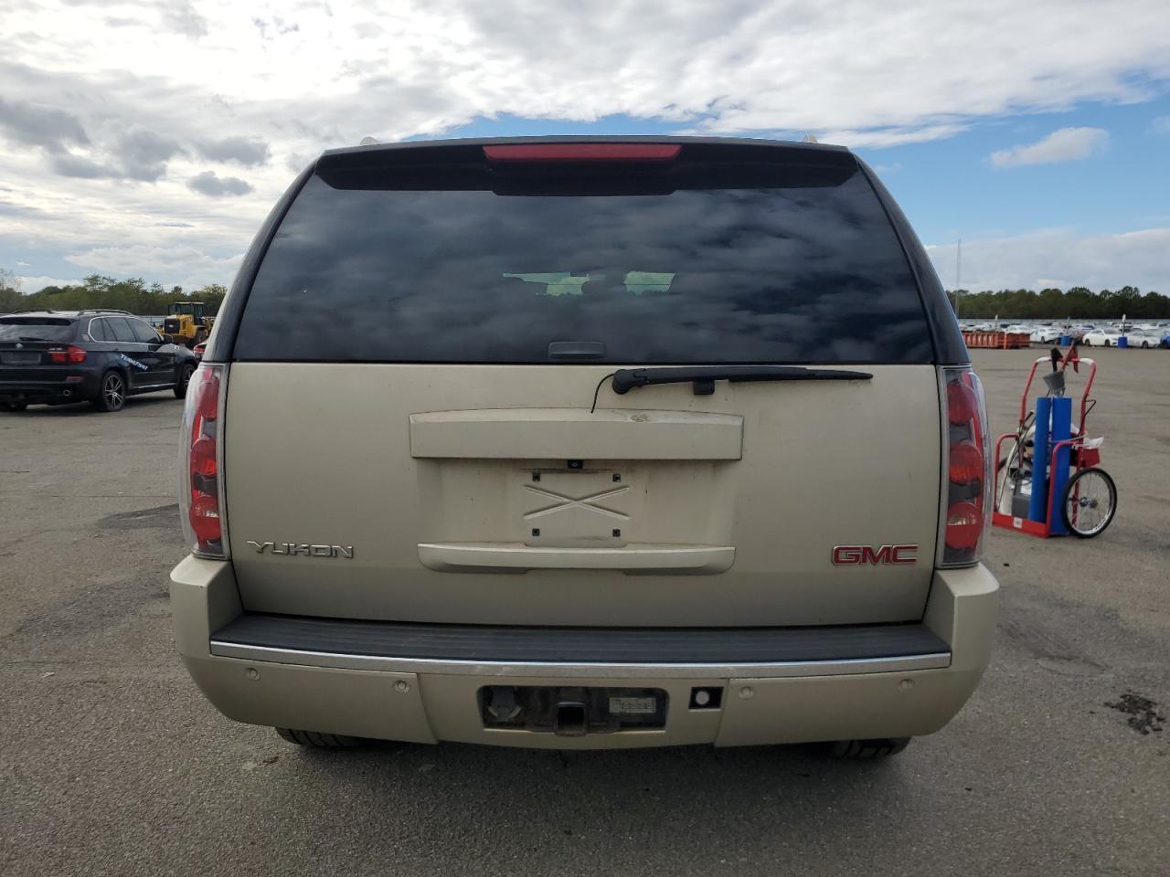 2007 GMC Yukon Denali - Image 6