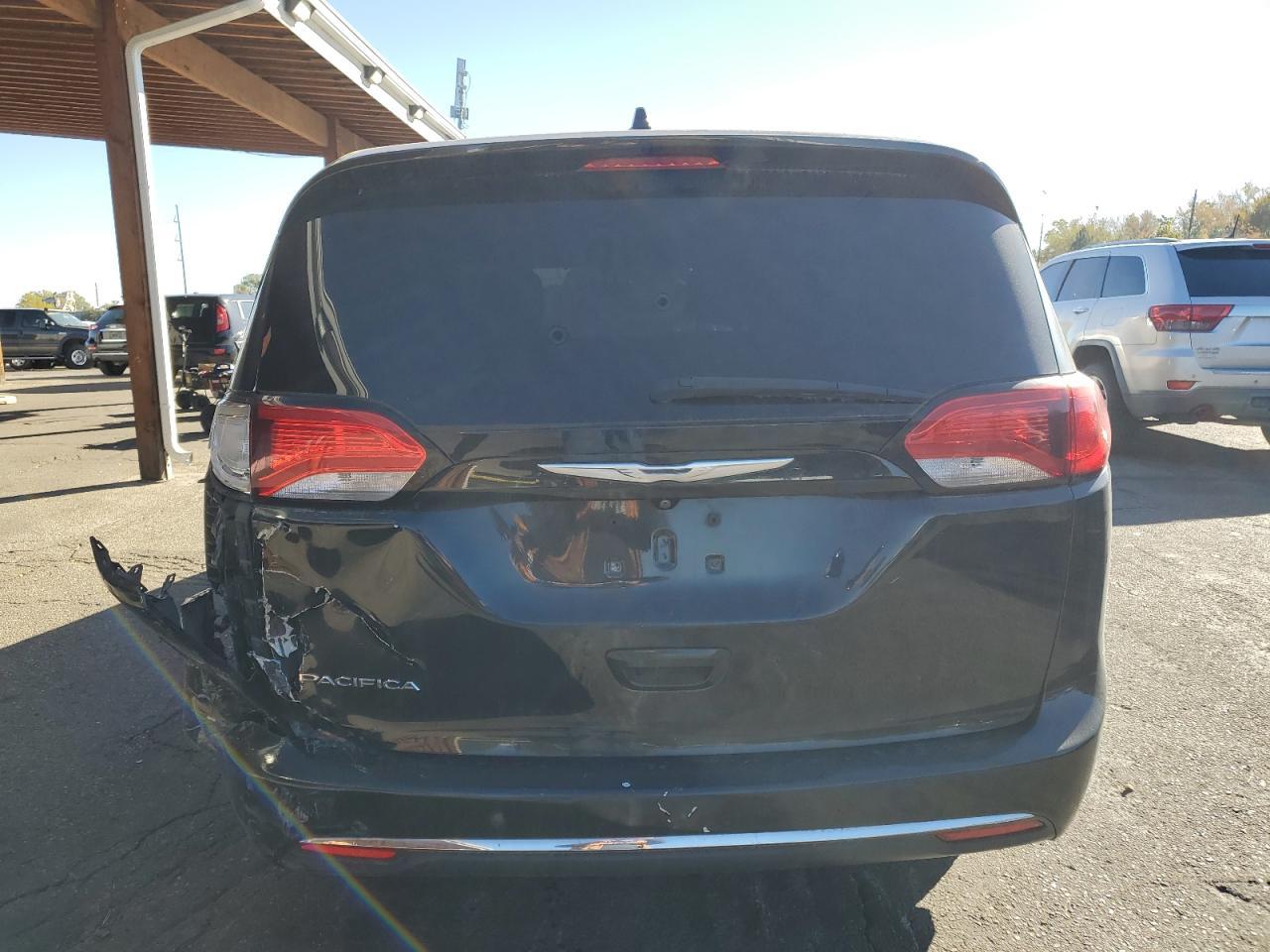 2017 Chrysler Pacifica Touring L - Image 6