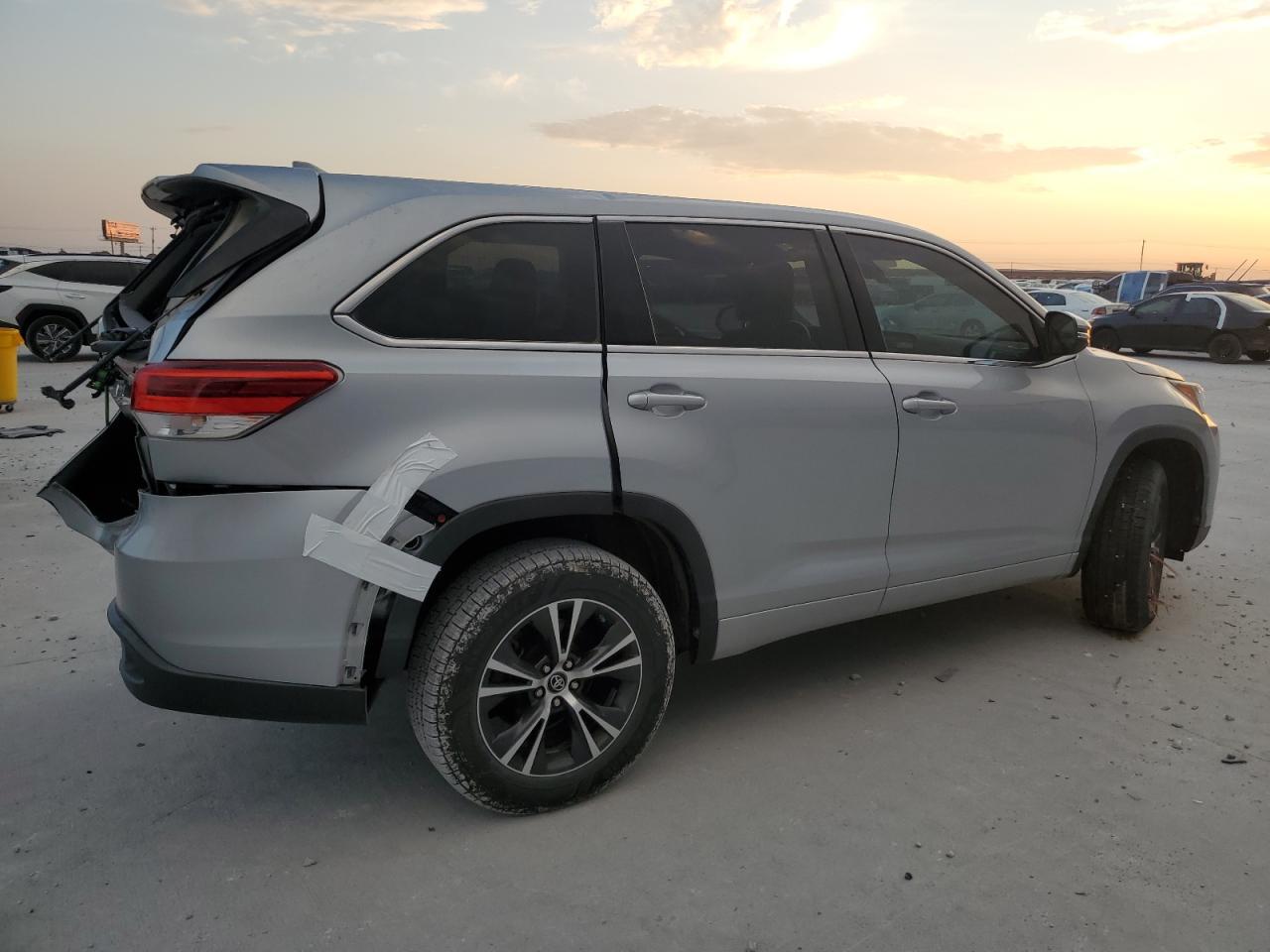 2018 Toyota Highlander Le - Image 3