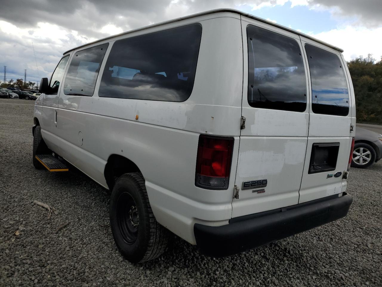 2012 Ford Econoline E250 Van - Фото 2