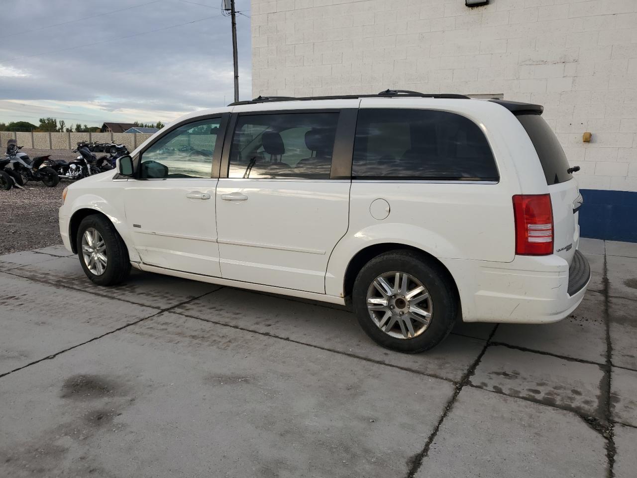 2008 Chrysler Town & Country Touring - Фото 2