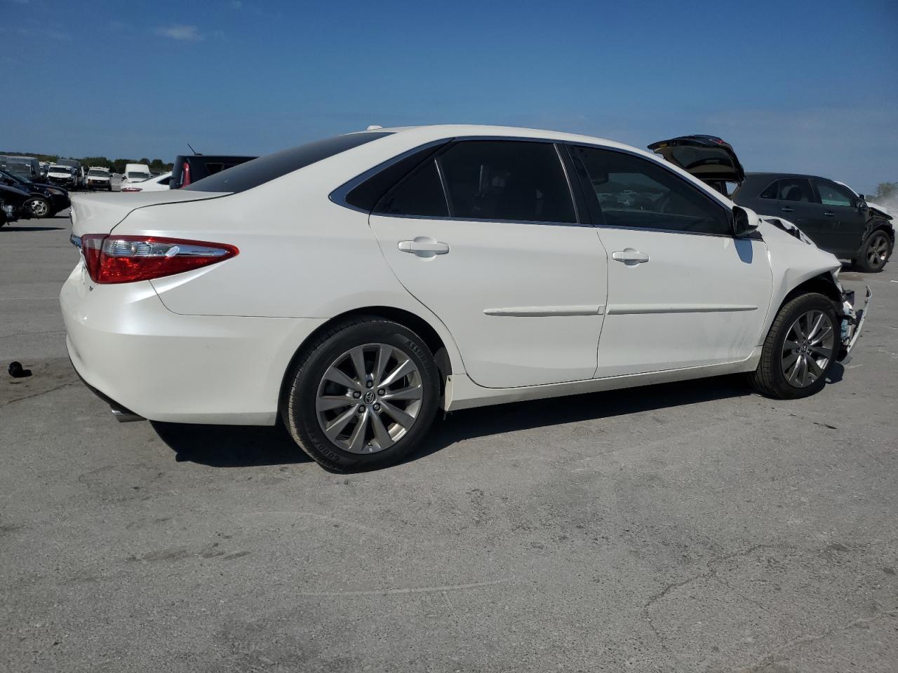 2016 Toyota Camry Le - Фото 3