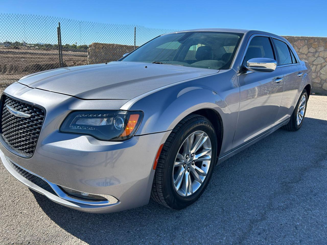 2016 Chrysler 300C - Фото 2