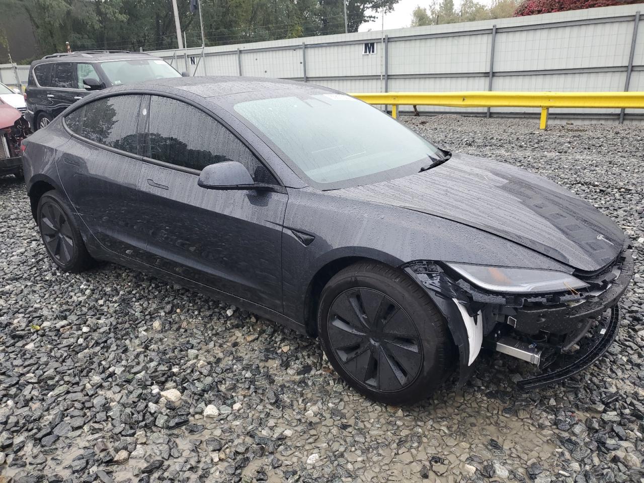 2025 Tesla Model 3 - Фото 4