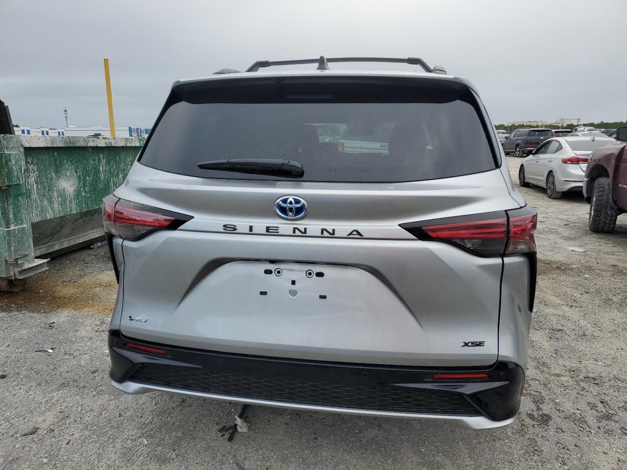 2025 Toyota Sienna Xse - Image 6