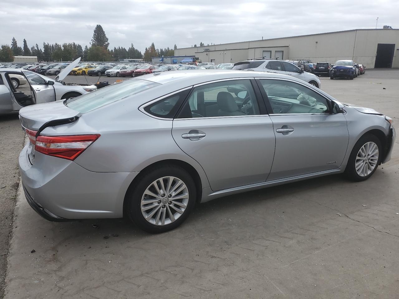 2015 Toyota Avalon Hybrid - Image 3