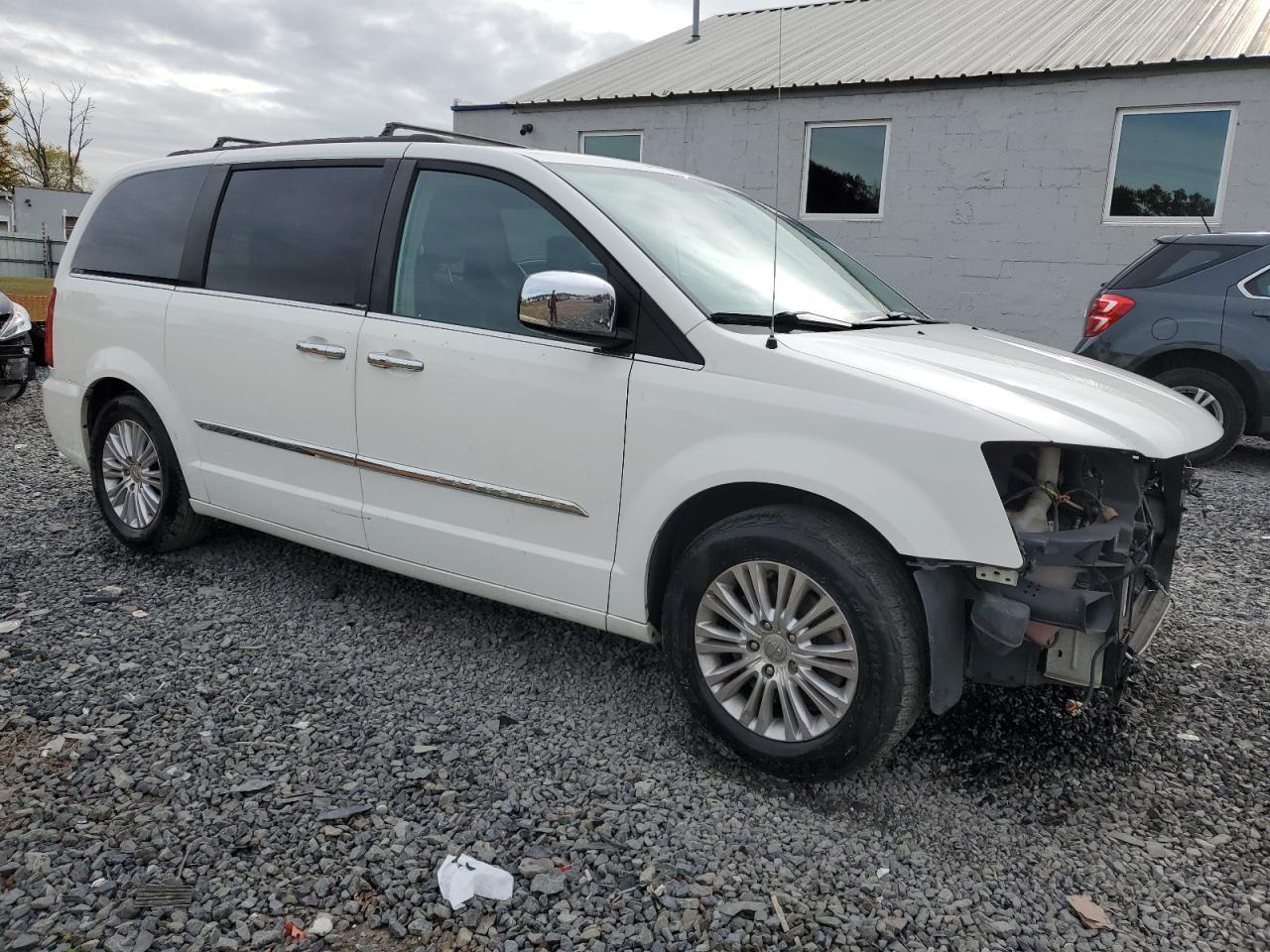 2013 Chrysler Town & Country Touring L - Фото 4