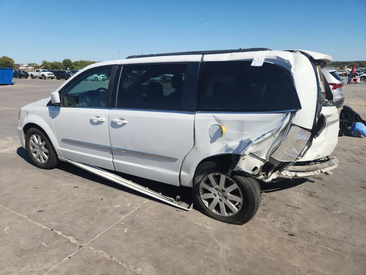 2014 Chrysler Town & Country Touring - Фото 2