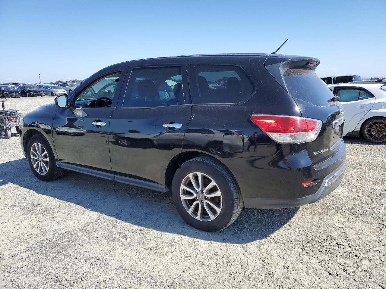 2014 Nissan Pathfinder S - Image 2