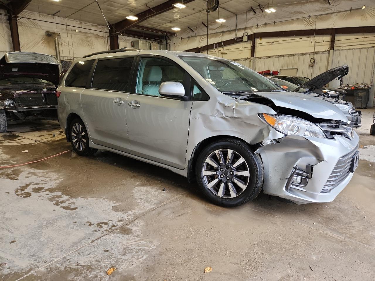 2019 Toyota Sienna Xle - Фото 4