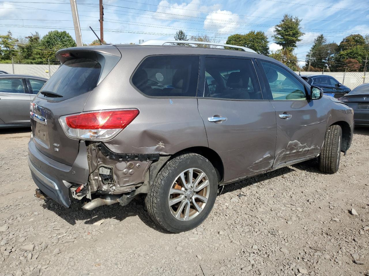 2014 Nissan Pathfinder S - Image 3
