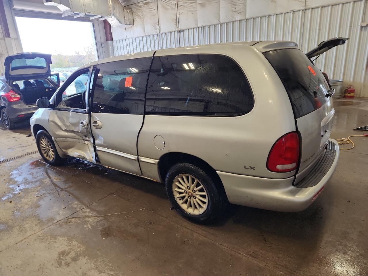 2000 Chrysler Town & Country Lx - Image 2