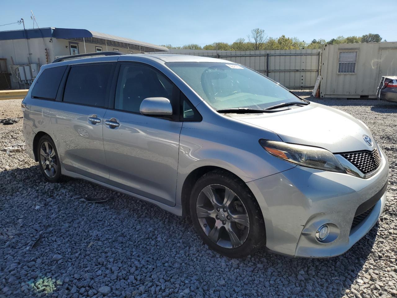 2015 Toyota Sienna Sport - Фото 4