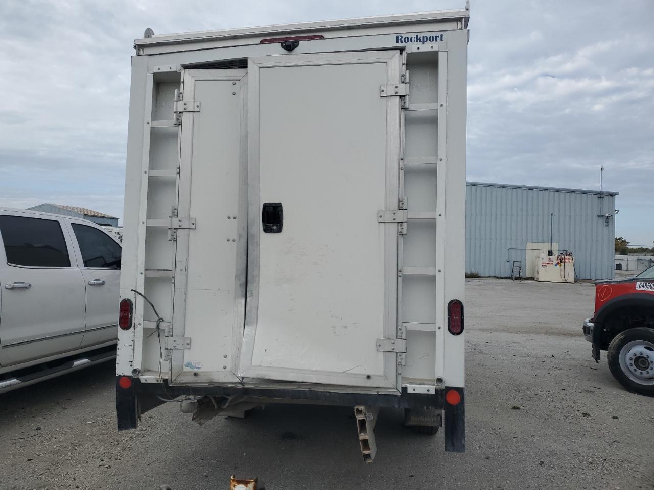 2023 GMC Savana - Image 6