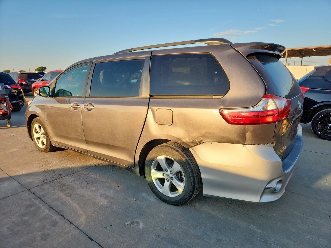 2017 Toyota Sienna Le - Image 2