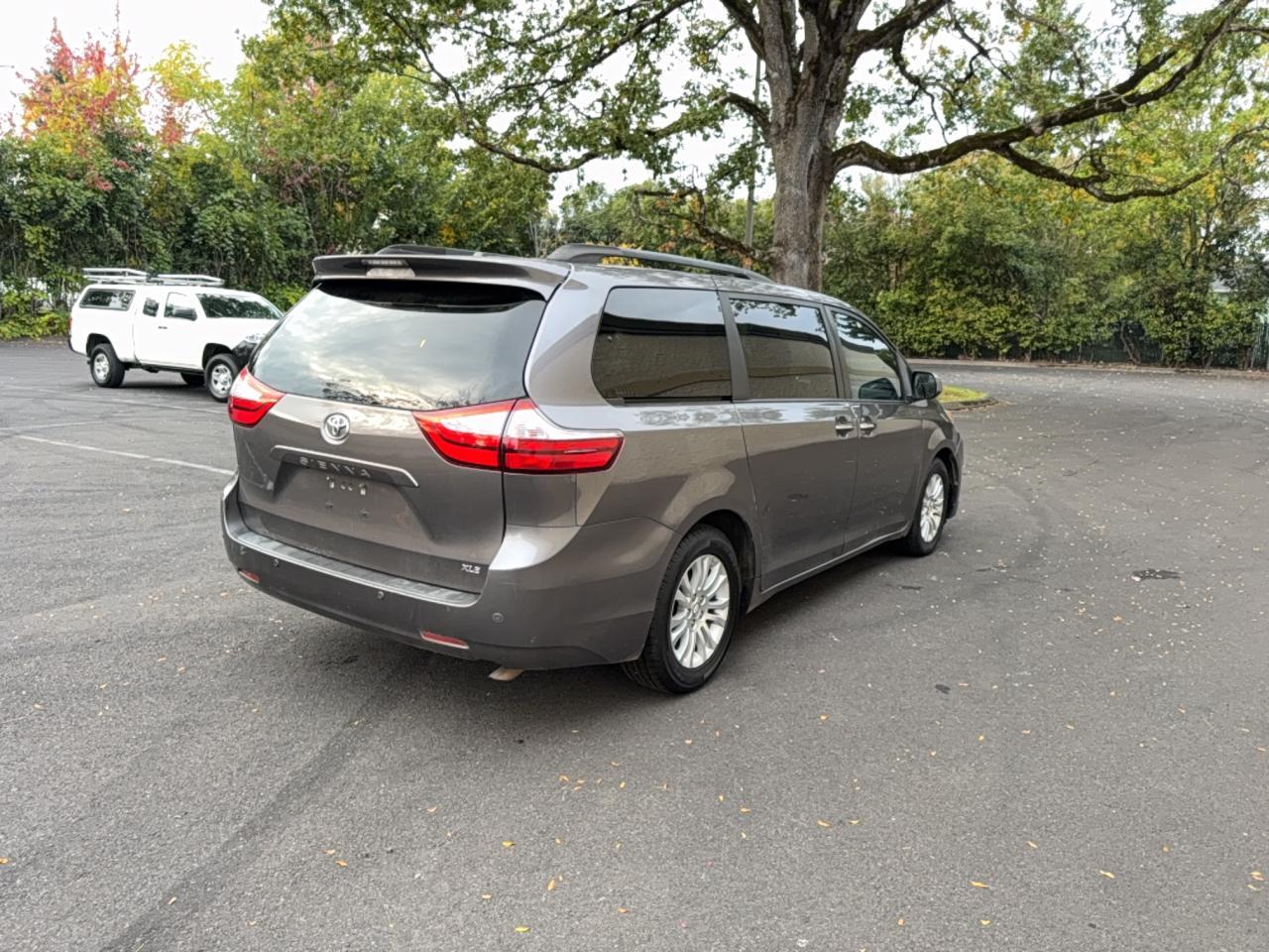 2016 Toyota Sienna Xle - Image 4