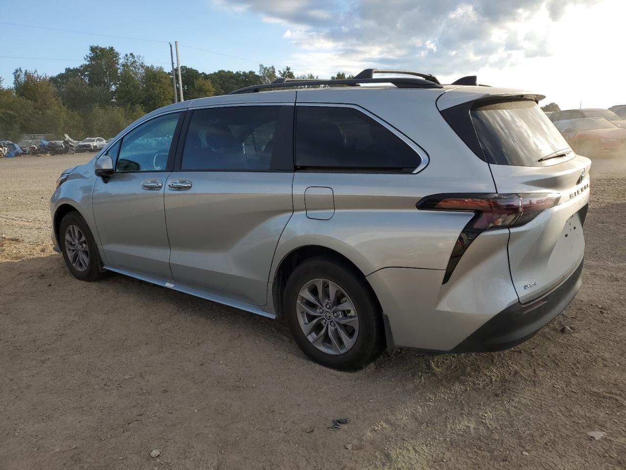 2025 Toyota Sienna Xle - Image 2