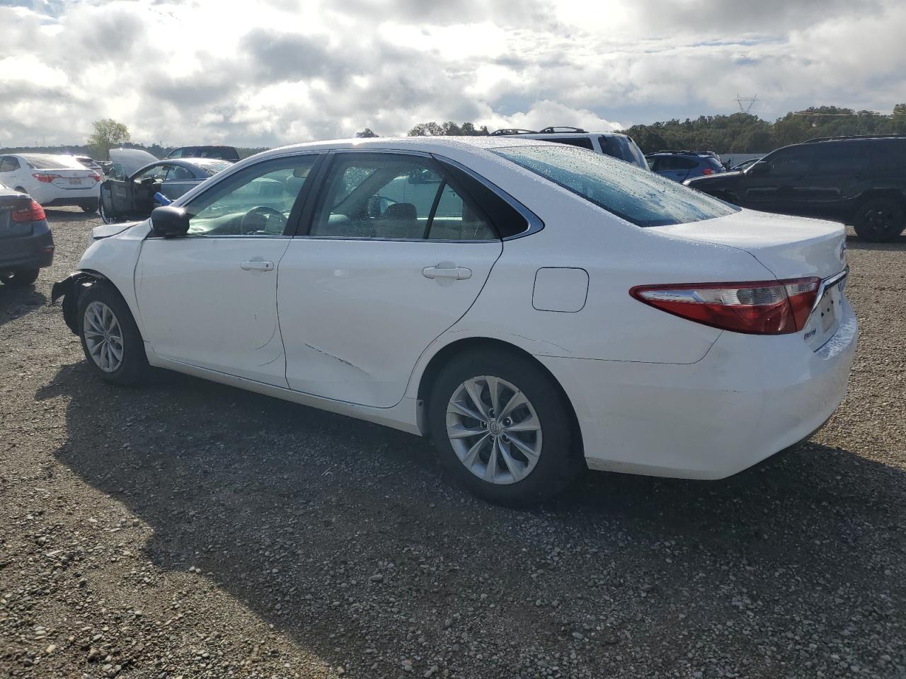 2015 Toyota Camry Le - Фото 2