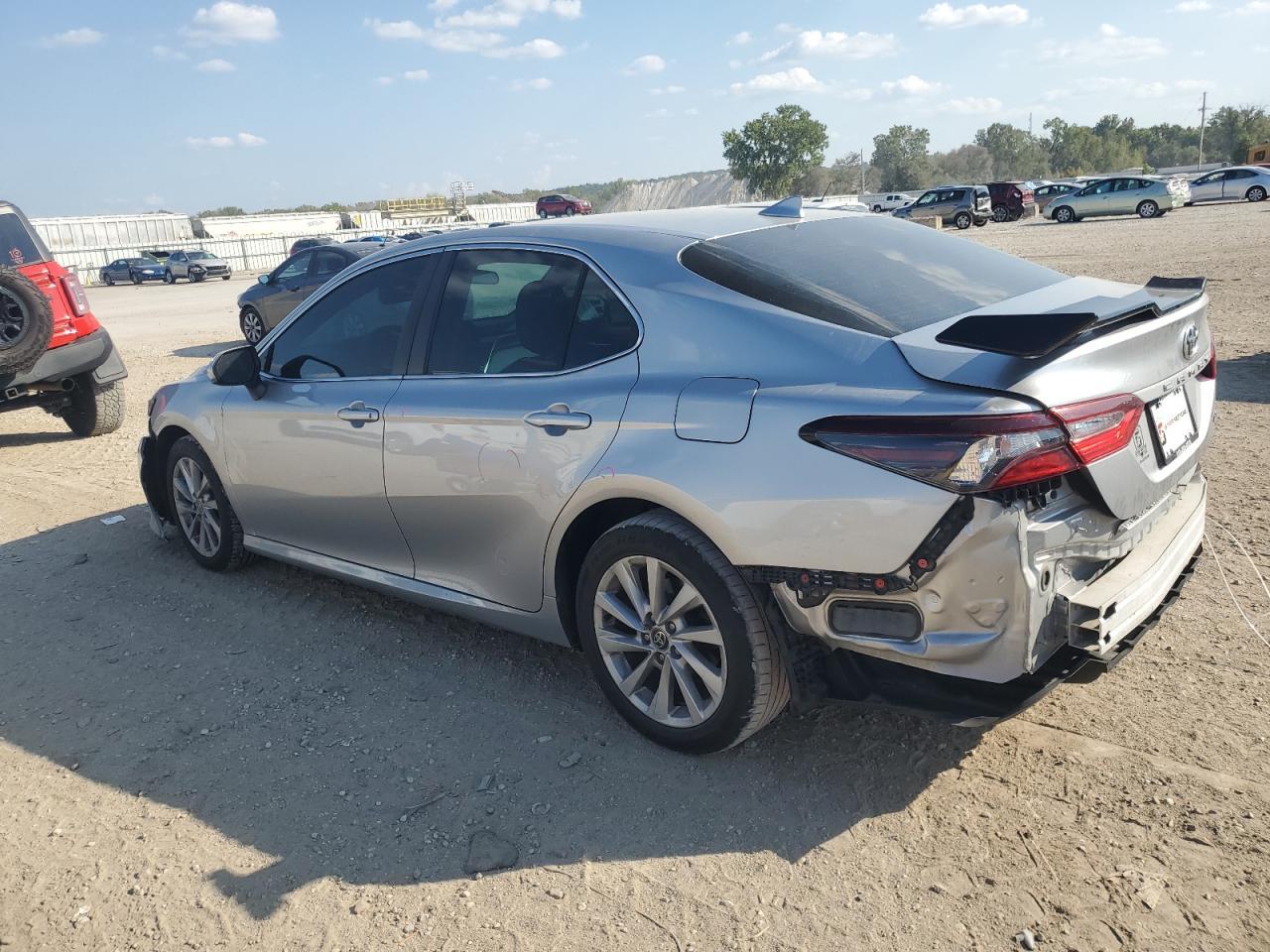 2022 Toyota Camry Le - Фото 2