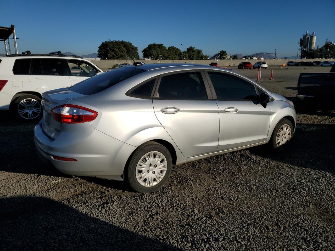 2016 Ford Fiesta S - Фото 3