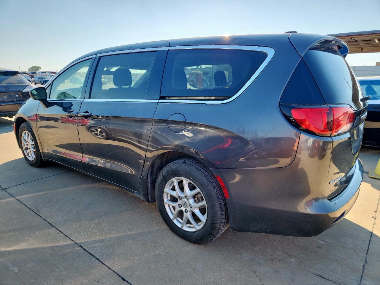 2022 Chrysler Voyager Lx - Фото 2