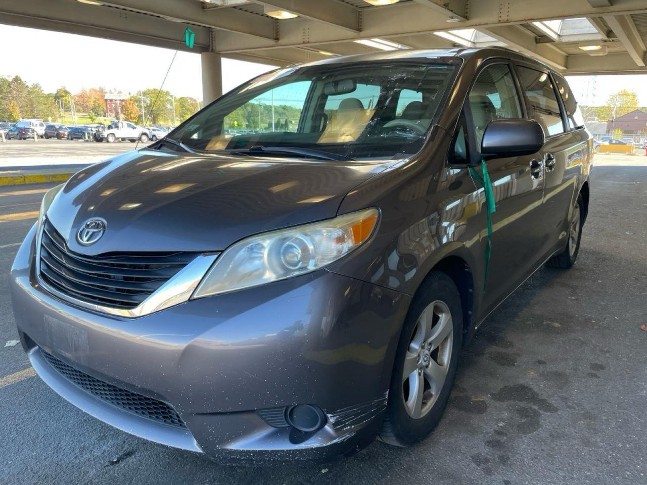 2011 Toyota Sienna Le - Image 2