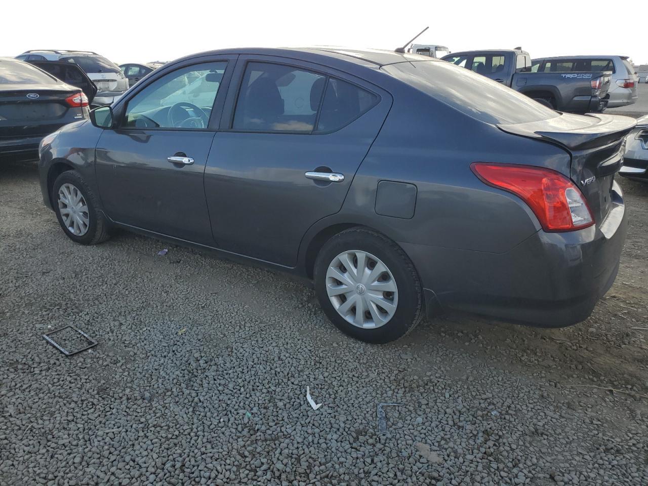 2015 Nissan Versa S - Фото 2