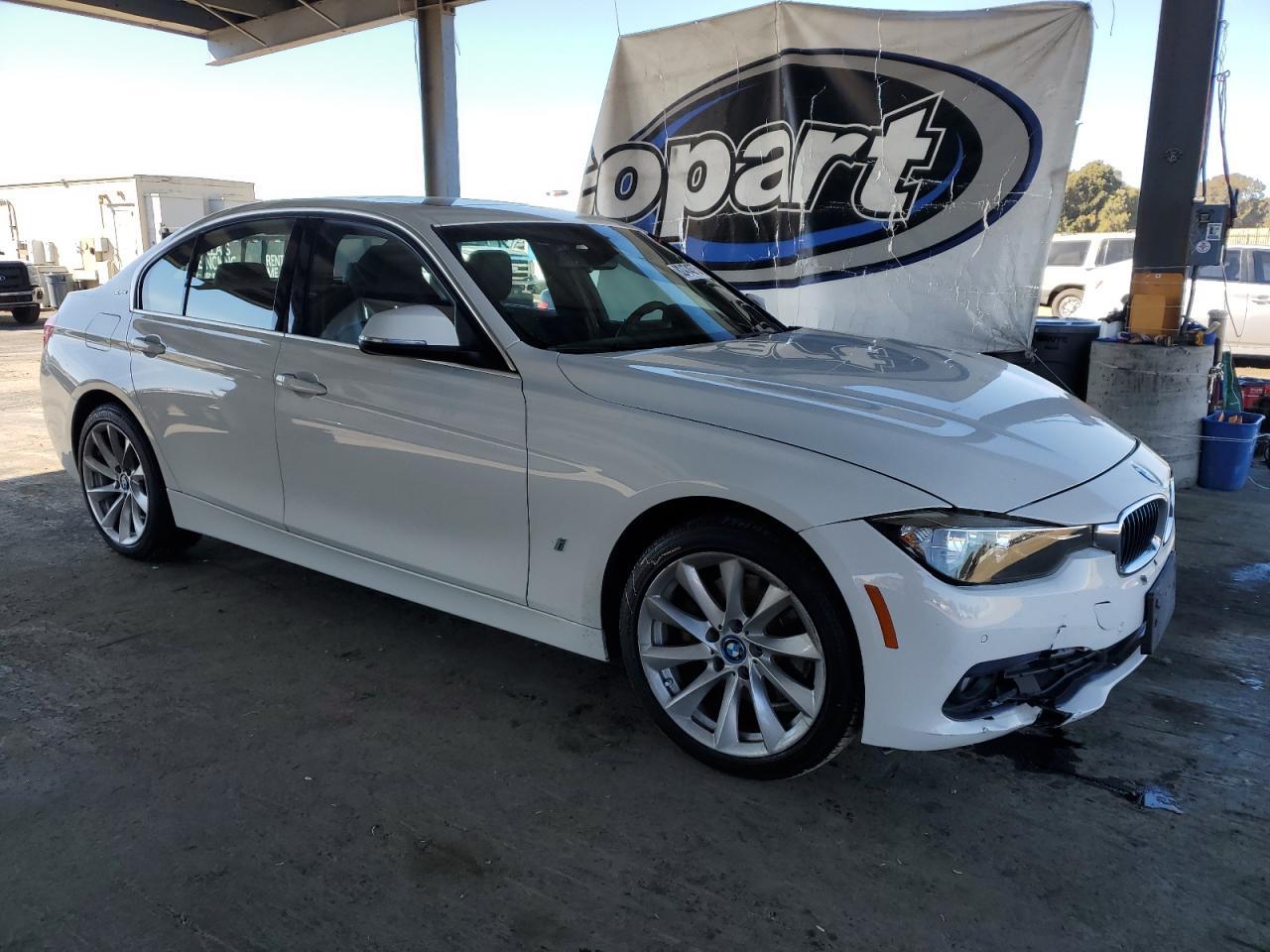2017 BMW 330E - Фото 4