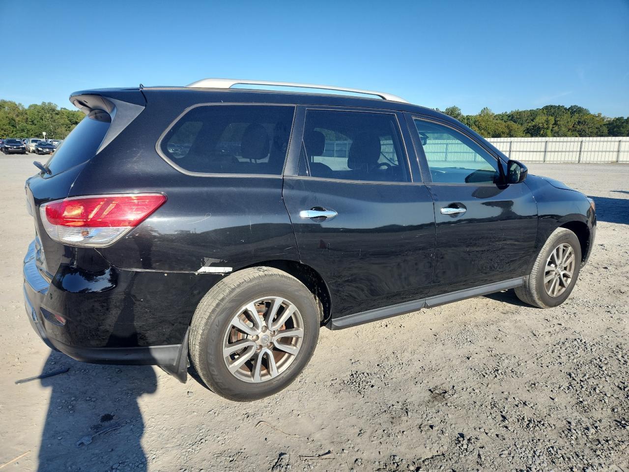 2015 Nissan Pathfinder S - Image 3