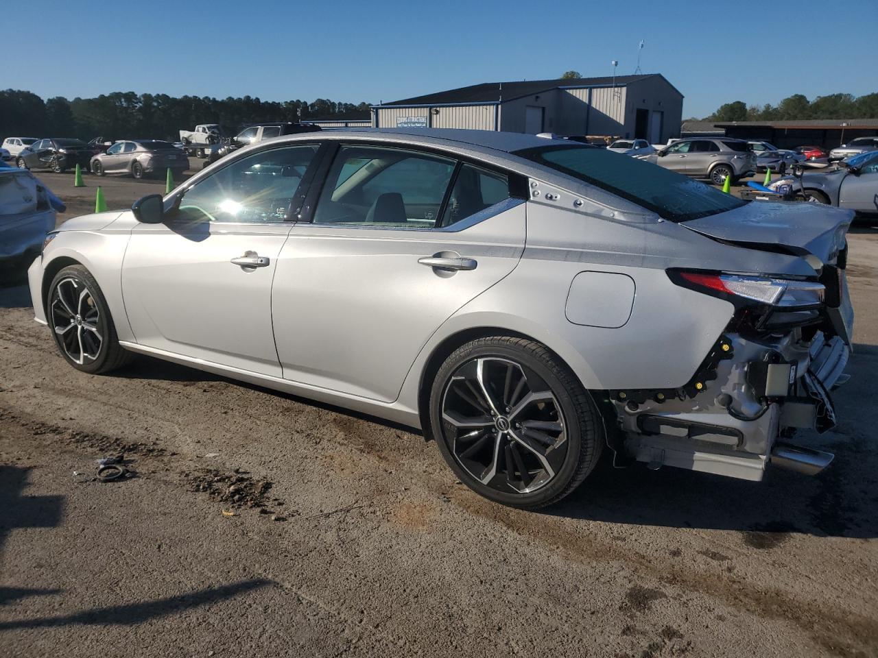 2025 Nissan Altima Sr - Фото 2